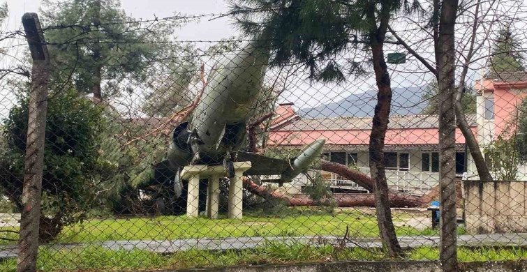 Fırtına Denizli'de Uçaklı Okulu Vurdu