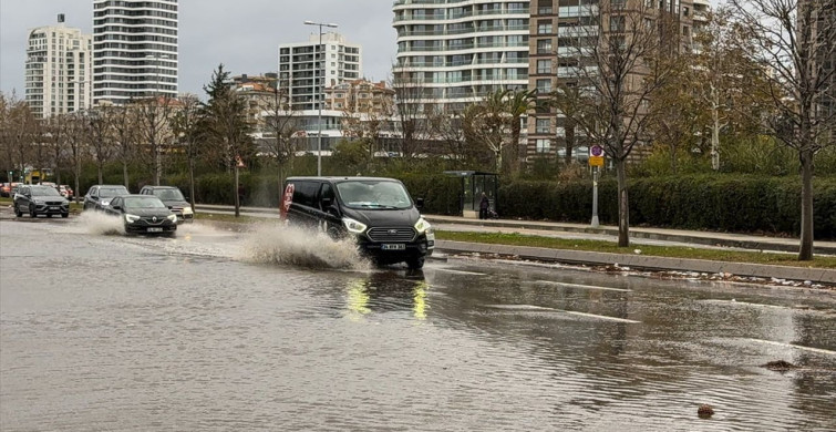 Fırtına Kartal Sahilinde Dalgaları Yola Vurdu