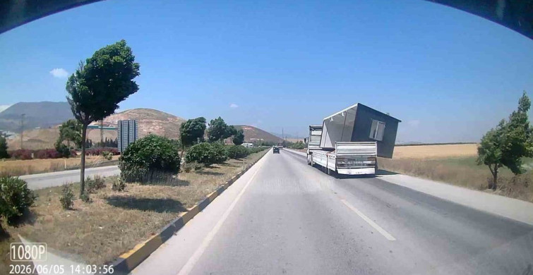 Fırtına Konteyneri Uçurdu: O Anlar Kamerada