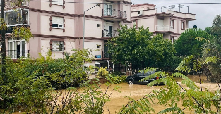 Foça'da Şiddetli Sağanak: Su Bastı, Araçlar Mahsur Kaldı