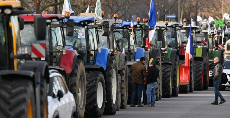 Fransa'da Çiftçiler Traktörleriyle Paris'e Ulaştı