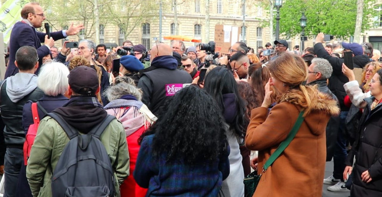 Fransa'da Çocuk İstismarına Karşı Protesto: 'Çocuğuma Dokunma'