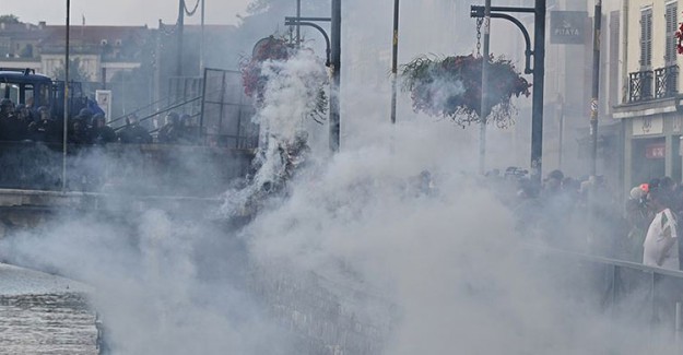 Fransa'da G7 Zirvesine Yönelik Protesto Gösterileri Devam Ediyor 