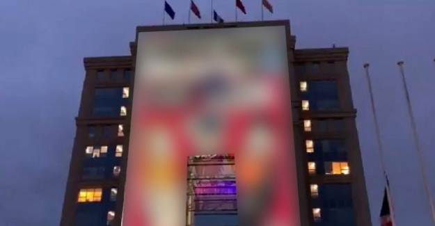 Fransa'da Hz.Muhammed Karikatürleri Devlet Binalarına Yansıtıldı
