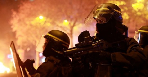 Fransa'da Şiddetli Gösteriler! Macron Polislere Teşekkür Etti