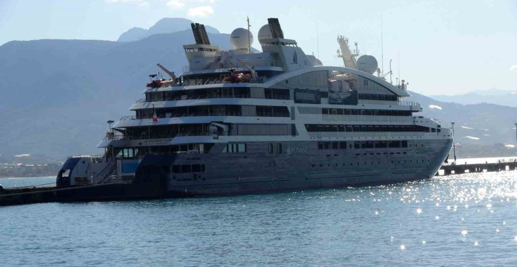 Fransız Kruvaziyer Alanya'ya Demirledi