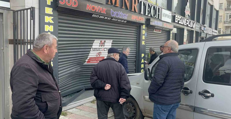 Fren Yerine Gaza Basan Sürücü Dükkan İçine Daldı