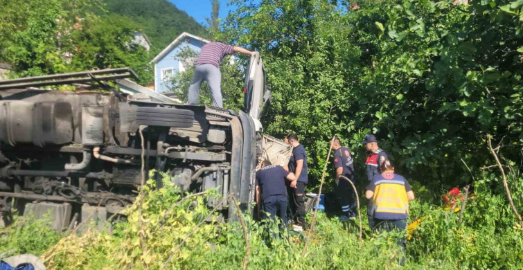 Freni Boşalan Kamyon Devrildi: Sürücü Kurtarıldı