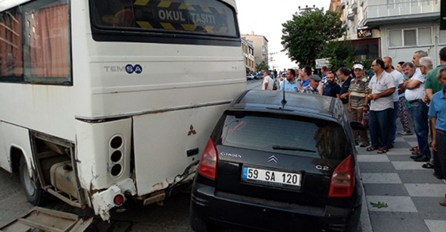 Freni Boşalan Minibüs Park Halindeki Otomobile Çarpması Sonucu 1 Kişi Yaralandı