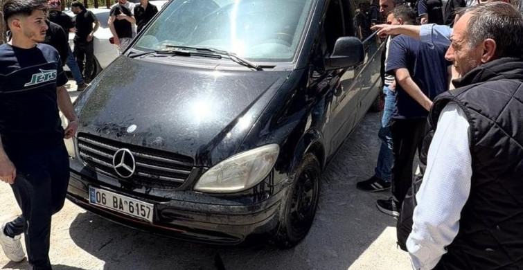 Freni Boşalan Minibüs, Traktörle Çaydan Kurtarıldı