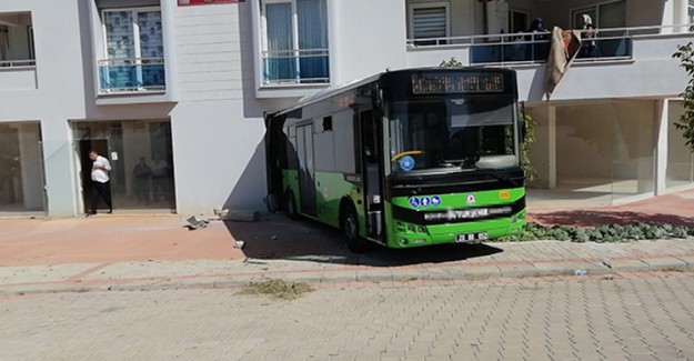Freni Boşalan Otobüs Boş Dükkana Girdi