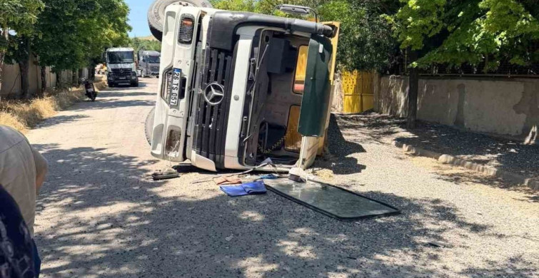 Freni boşalan tırı yan yatıran sürücü yaralandı