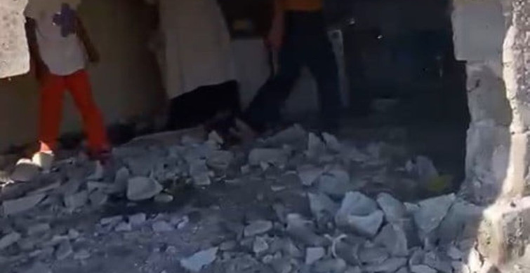 Freni boşalan traktör, Ceylanpınar'da evin içine daldı