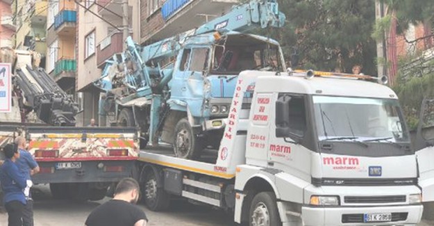 Freni Boşalan Vinç Devrildi: Sürücü Yaralandı