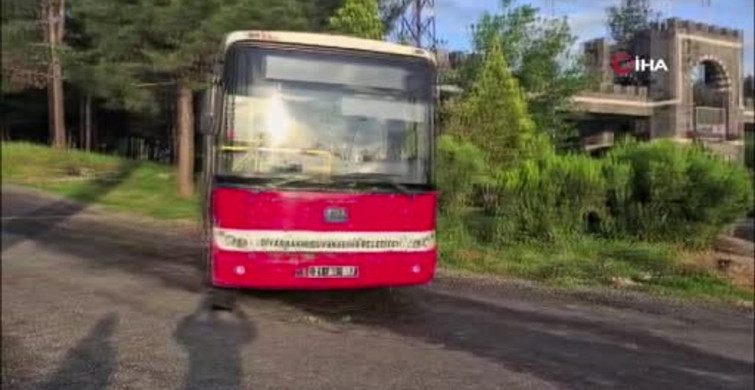 Freni Patlayan Halk Otobüsü Refüjde Durduruldu