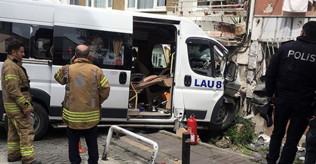 Freni Patlayan Kamyon Apartmana Girdi 