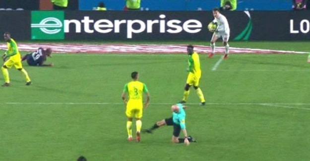 Futbolcuya Tekme Atan Hakem Yılın Hakemi Seçildi