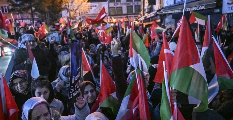 Galata Köprüsü’nde vicdan seli: Dualar Gazze için semaya yükseldi
