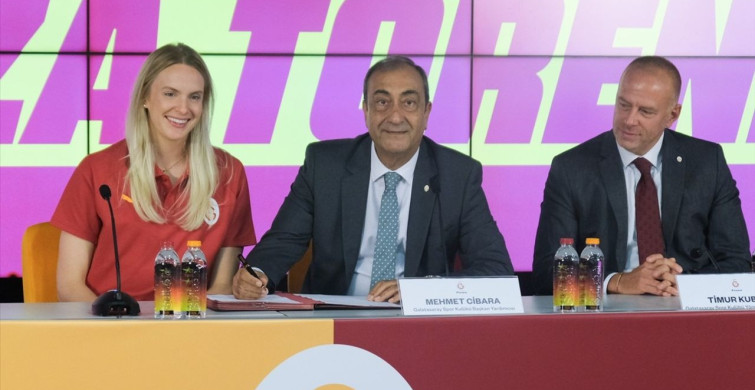 Galatasaray Daikin Kadın Voleybol Takımı'nın Yeni Transferleri İçin İmza Töreni