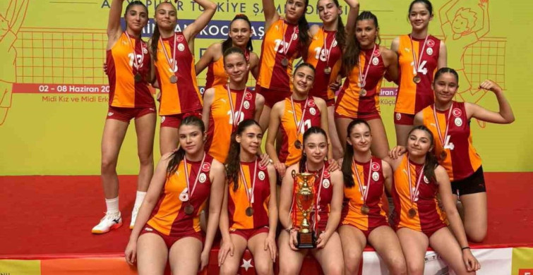 Galatasaray midi kız voleybol takımı Türkiye üçüncüsü oldu