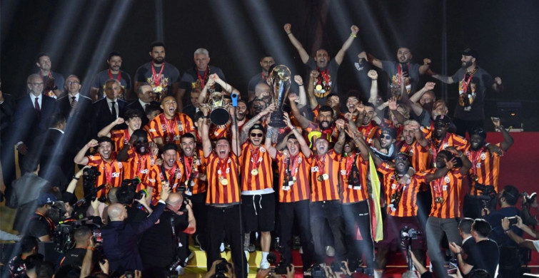 Galatasaray, Rams Park’ta 3 kupayla şov yaptı: Gökyüzündeki gösteri taraftarı büyüledi