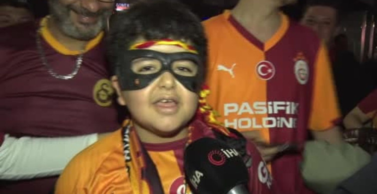Galatasaray Taraftarları Taksim'de Coşkuyla 26. Şampiyonluğu Kutladı