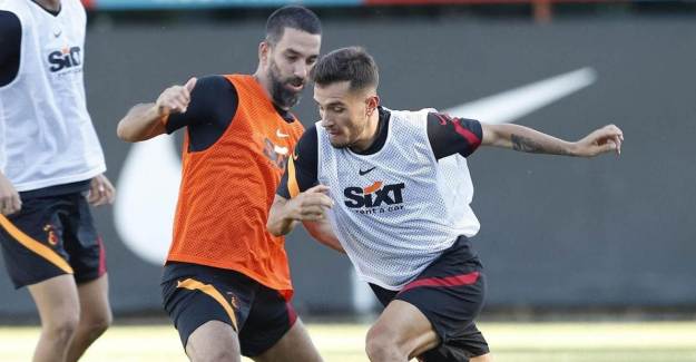 Galatasaray'da 4 Futbolcunun Lisansı Çıkarıldı