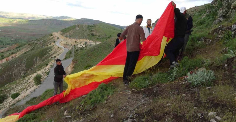 Galatasaray'ın Şampiyonluğu Gercüş'te Dev Bayrakla Kutlandı