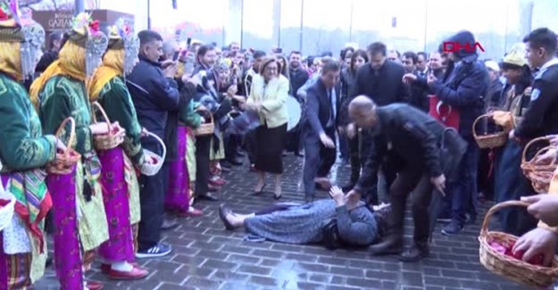 Gaziantep Büyükşehir Belediye Başkanı Fatma Şahin'i Karşılayan Kadın Yere Yattı