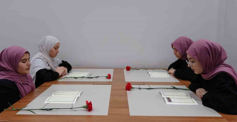 Gaziantep'te 302 Öğrenci Aynı Anda Kur'an-ı Kerim'i Hatim Etti