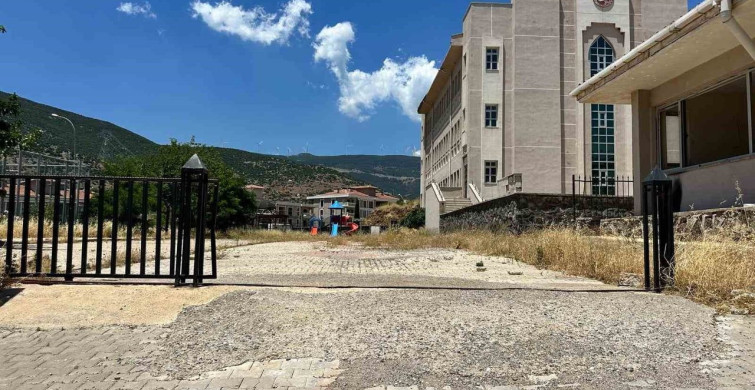 Gaziantep’te deprem sonrası yıkılmayan okul, tehlike saçıyor