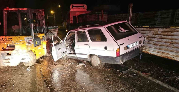 Gaziantep'te Forklifte Çarpan Otomobil Kazası: 4 Yaralı