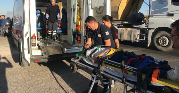 Gaziantep'te İki Otomobil Çarpışması Sonucu 4 Kişi Yaralandı