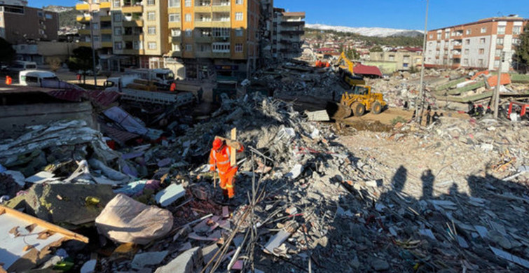Gaziantep’te korku dolu anlar: Hasarlı iki bina çöktü, yaralananlar var