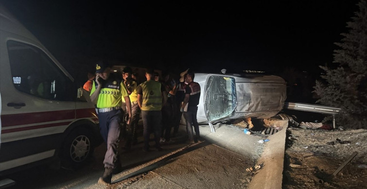 Gaziantep'te Lastiği Patlayan Kamyonet Devrildi