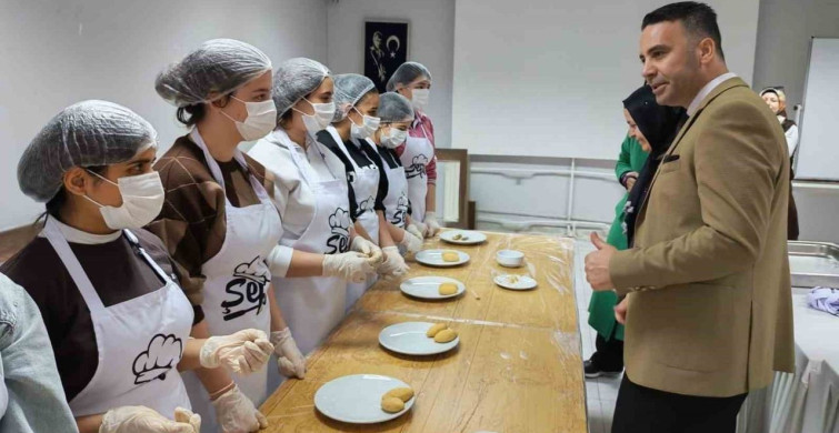 Gaziantep'te Öğrencilere İçli Köfte Yapımı Eğitimi
