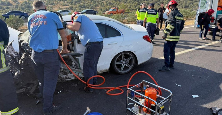 Gaziantep'te Otomobil ve Tır Çarpıştı: 1 Ölü, 2 Yaralı