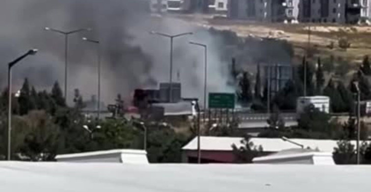 Gaziantep'te Saman Balyası Yüklü Tırda Yangın Çıktı