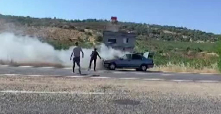 Gaziantep'te seyir halindeki otomobil yanarak kullanılamaz hale geldi