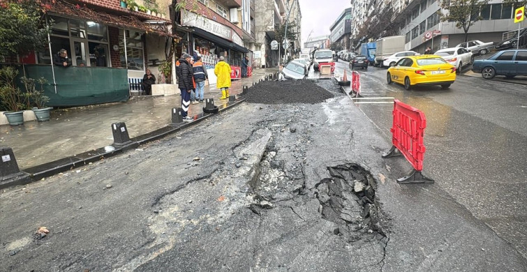 Gaziosmanpaşa'da Çöken Yolda Araç Hasar Gördü