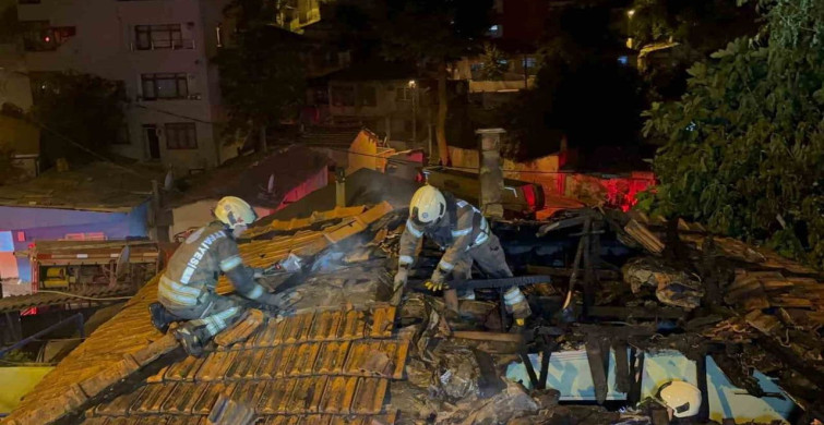 Gaziosmanpaşa'da gecekondu yangını: 3 yapı alevlere yenik düştü