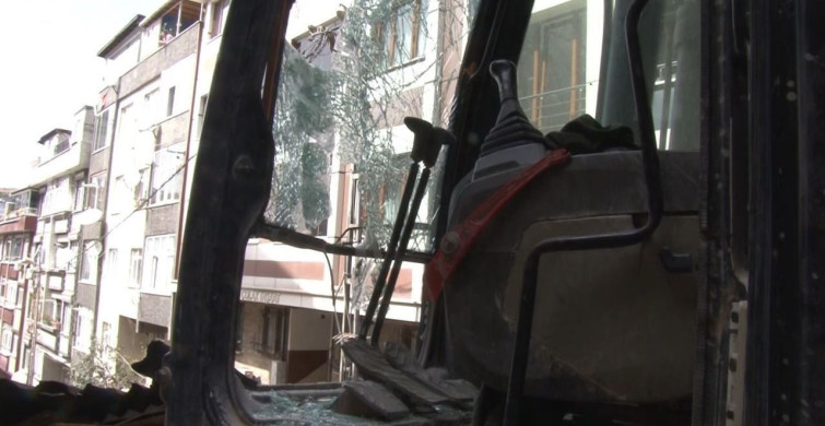 Gaziosmanpaşa'da Yıkım Kazası: Kepçe Operatörü Yaralandı