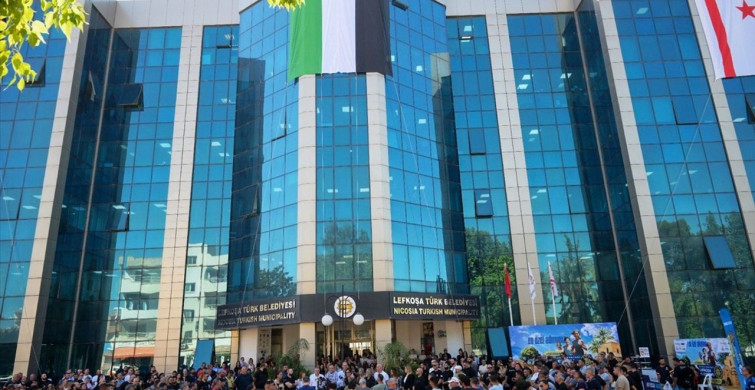 Gazze ile Dayanışma: Lefkoşa Türk Belediyesi Filistin Bayrağını Astı