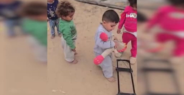 Gazze'deki Çocukların Cenaze Oyunu