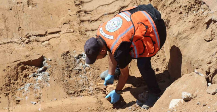 Gazze'deki mezarlıkta onlarca insan kalıntısı çıkarıldı