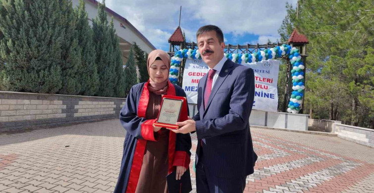 Gediz Sağlık Hizmetleri MYO'dan mezun olan 220 öğrenci sağlık ordusuna katıldı