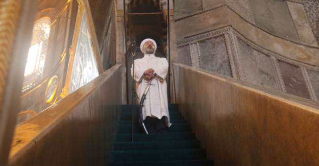 Diyanet Başkanı Ali Erbaş Bayram Hutbesi İçin Minbere Kılıçla Çıktı