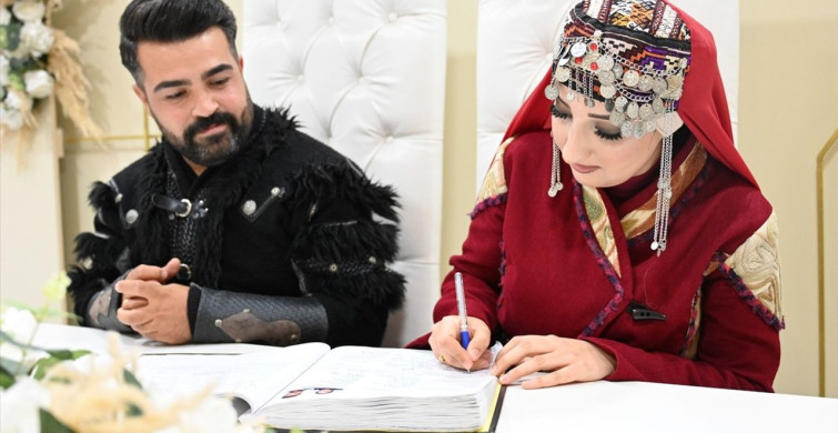 Geleneksel Kıyafetlerle Nikah Töreni