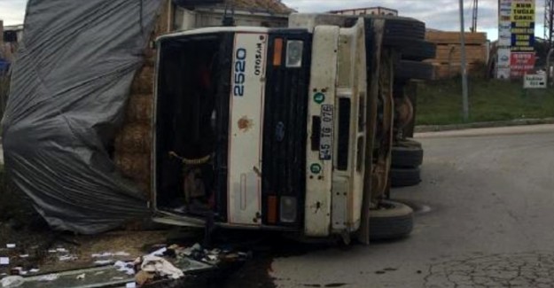 Gelibolu'da Saman Balyası Yüklü Kamyonun Devrilmesi Sonucu 2 Kişi Yaralandı