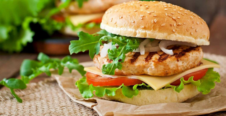 Gelinim Mutfakta tavuk burger tarifi! Basit bir lezzet olan tavuk burgeri sizde evlerinizde kolayca yapabilirsiniz